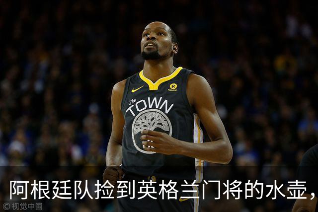 阿根廷队捡到英格兰门将的水壶，标注了23名对手的点球习惯，被梅西等人传阅笑谈